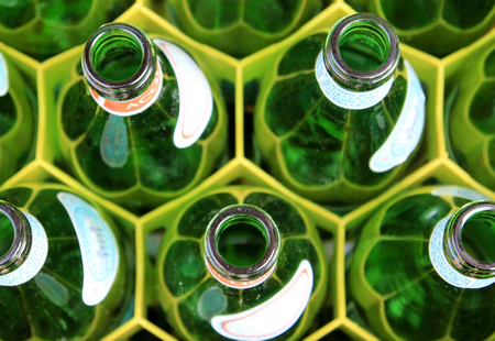 Grüne Glasflaschen in einer Harrasse