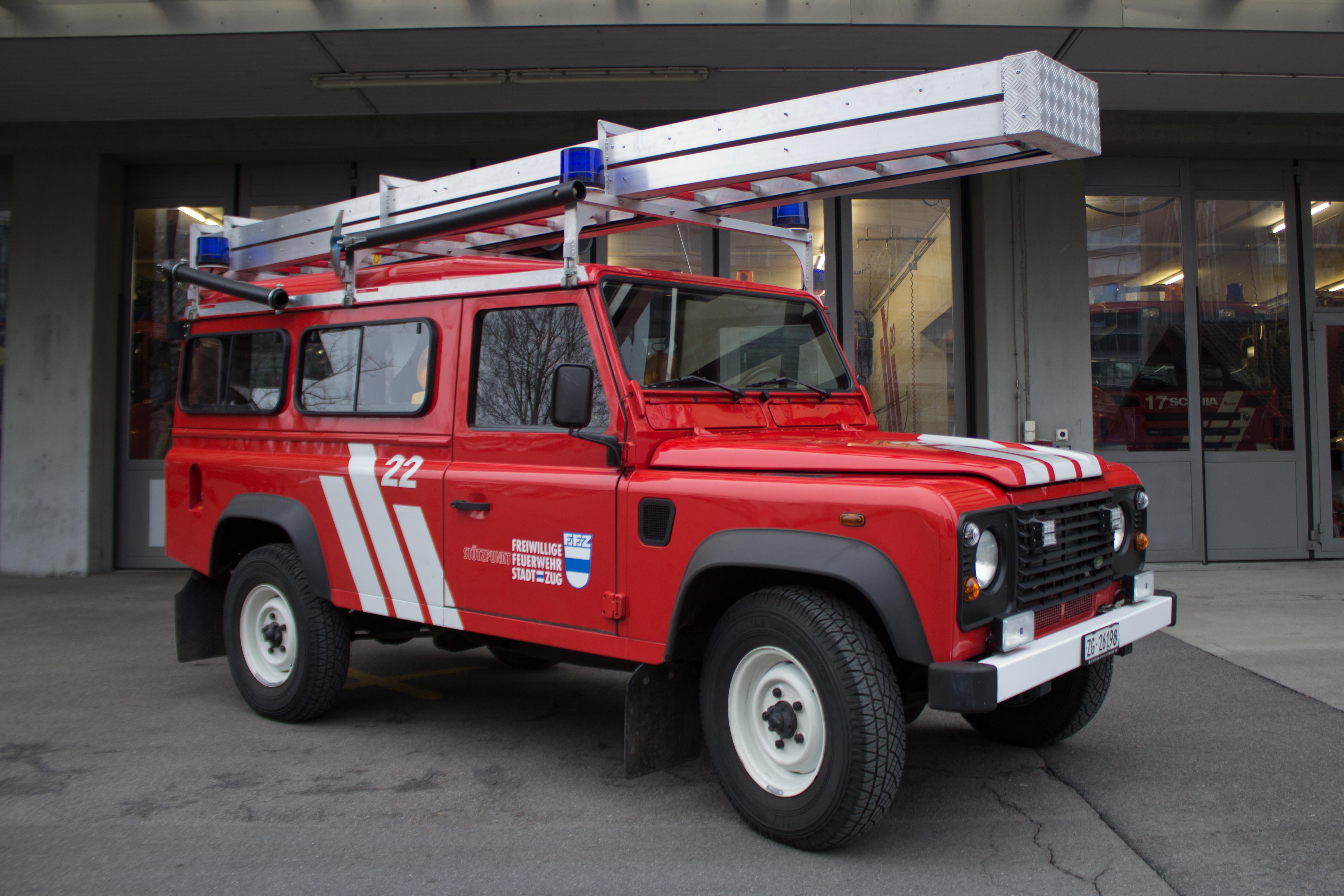 Landrover Defender 110TD5, 2004, 5 Zylinder Turbo Common Rail Diesel, 120 PS, Allrad, Gewicht: 3.05 t, Länge: 4.6 m, Höhe: 2.45 m, Breite: 1.8 m, 9 Plätze			
Aufbau: Steckleiter, Stative, Pickel, Schaufel, Rettungsseile, Scheinwerfer, Kabelrollen, Handlampe, Blitzleuchten, Stablampen, Faltsignale, Hydrantenschlüssel, Sanitätsrucksack
