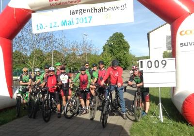 «Zäme bewege» - Das Motto zum diesjährigen «langenthal.bewegt» ist gut angekommen. Bereits am ersten Tag sind zahlreiche Gruppen zum gemeinsamen Minuten-Sammeln im Event-Zentrum «Kreuzfeld» angetreten. Selbstverständlich sind aber auch Einzelpersonen und individuelle Bewegungs-Aktionen jederzeit willkommen. Das Resultat der ersten 5 Stunden von «langenthal.bewegt» 2017 = 23'754 Bewegungsminuten. Zum Resultat vom Vorjahr fehlen somit noch rund 180'000 Minuten. Das schaffen wir!

Gruppen-Selfies finden Beachtung - Die Idee, von jeder Gruppe beim Antreten ein Foto zu schiessen und auf einen Grossbildschirm zu laden, kommt bei den Leuten gut an. Immer wieder werden die endlos abgespielten Bilder betrachtet und natürlich nehmen alle registrierten Gruppen am speziellen Wettbewerb teil.

Als erste unterwegs  Bereits am Vormittag ist die Klasse von Lehrer Hans Hofer zu einer ausgiebigen Bike-Tour gestartet. 24 Schüler/innen und ihr Lehrer waren zusammen viereinhalb Stunden unterwegs und haben so als Gruppe fast 7'000 Bewegungsminuten gesammelt. Bravo!

Aktive Stadtregierung  5 von 7 Gemeinderäten sind am späten Nachmittag auf den Fuss-Trail gegangen. Mit dabei Stadtpräsident, Vizestadtpräsident und  eigentlich fast von Amtes wegen  die Sportministerin. Während einer guten Stunde haben auch die Magistraten mit Bewegungsminuten zum Ergebnis beigetragen.

Die «wilden» Biker aus Aarwangen  Alle Jahre dabei sind auch die sportlichen Fahrer des Bike-Teams Muemetu. Mit ihren Hightech-Bikes und im einheitlichen Renndress waren sie bereits am ersten Tag nicht nur schnell, sondern auch lang unterwegs.

Qi Gong und Tai Chi Chuen  Völlig neue Bewegungsgefühle vermittelt Ralph Juchli mit seinen fernöstlichen Bewegungskünsten. Erfreulich viele Interessierte liessen sich von ihm in die Geheimnisse dieser hierzulande noch wenig bekannten Bewegungsformen einweihen. Aktiv mit dabei sogar die Berichterstatterin des «Tägus»; da sind wir gespannt auf die Live-Reportage.

Beliebte Angebote  Nach wie vor erleben die wiederum abwechslungsreich ausgeschilderten Trails für Läufer, Jogger, Walker und Wanderer einen guten Zuspruch. Immer mehr Leute sind aber auch per Bike unterwegs. Und auf dem «Kreuzfeld» selber wird natürlich  wie überall, wenn der Nachwuchs dabei ist  eifrig Fussball gespielt. Die Streetsoccer-Anlage ist jedenfalls permanent besetzt.

Die grössten Gruppen am ersten Tag waren die Boys vom Schülertraining der LVL mit über 30 Teilnehmenden, gleich zwei Junioren-Teams des FCL, die Radfahrergruppe der Pro Senectute und natürlich die eingangs erwähnte Schulklasse von Hans Hofer.