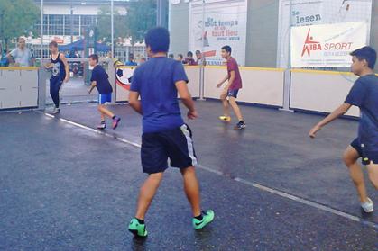 Jugendliche spielen Streetsoccer