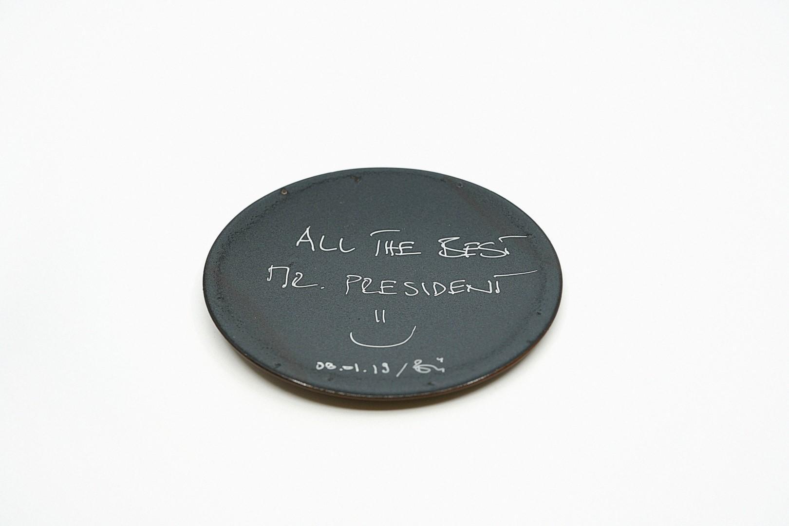 Werktitel: "For President"
Das Emaille-Schild ist ein Geschenk eines guten Freundes zur Wahl als Gemeindepräsident inklusive persönlicher Widmung "For President" auf der Rückseite. Auch wenn ich nicht an der Restaurantkette beteiligt bin, kenne ich die Restaurants in Zürich und Paris. Dieses Objekt hat für mich die gleiche Bedeutung wie ein schönes Bild, ein Stich oder ein Foto.