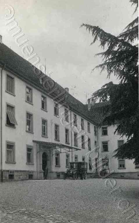 1921 / Spitaleingang mit Krankenauto