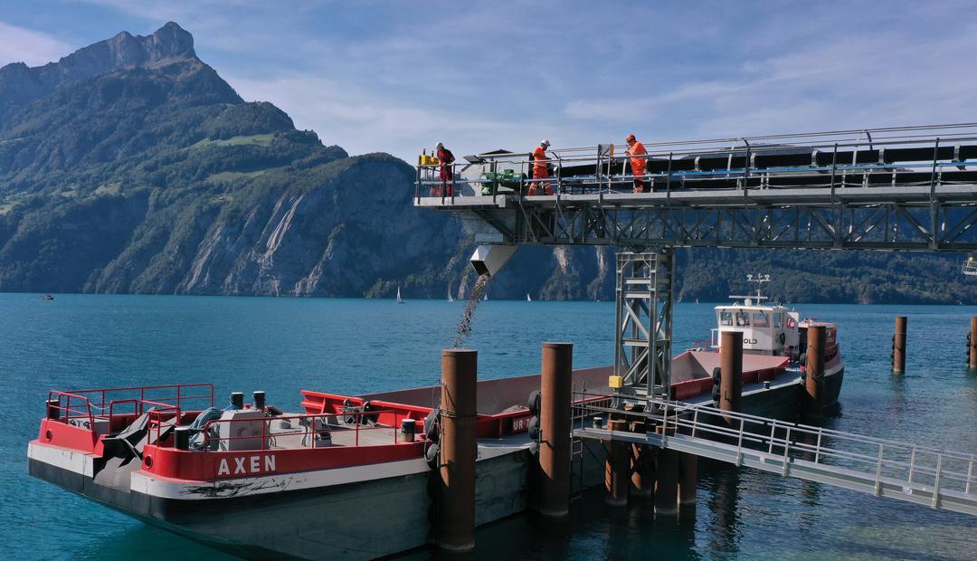 Die neue Verladestelle Dorni in Sisikon ermöglicht den direkten Transport des Ausbruchmaterials aus dem neuen Sisikonertunnel auf die Klappschiffe.
