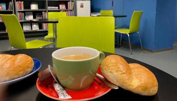 Weggli und Kaffee in der Stadtbibliothek 