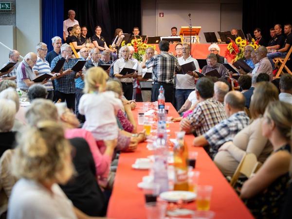 Umrahmung durch die Chorgemeinschaft