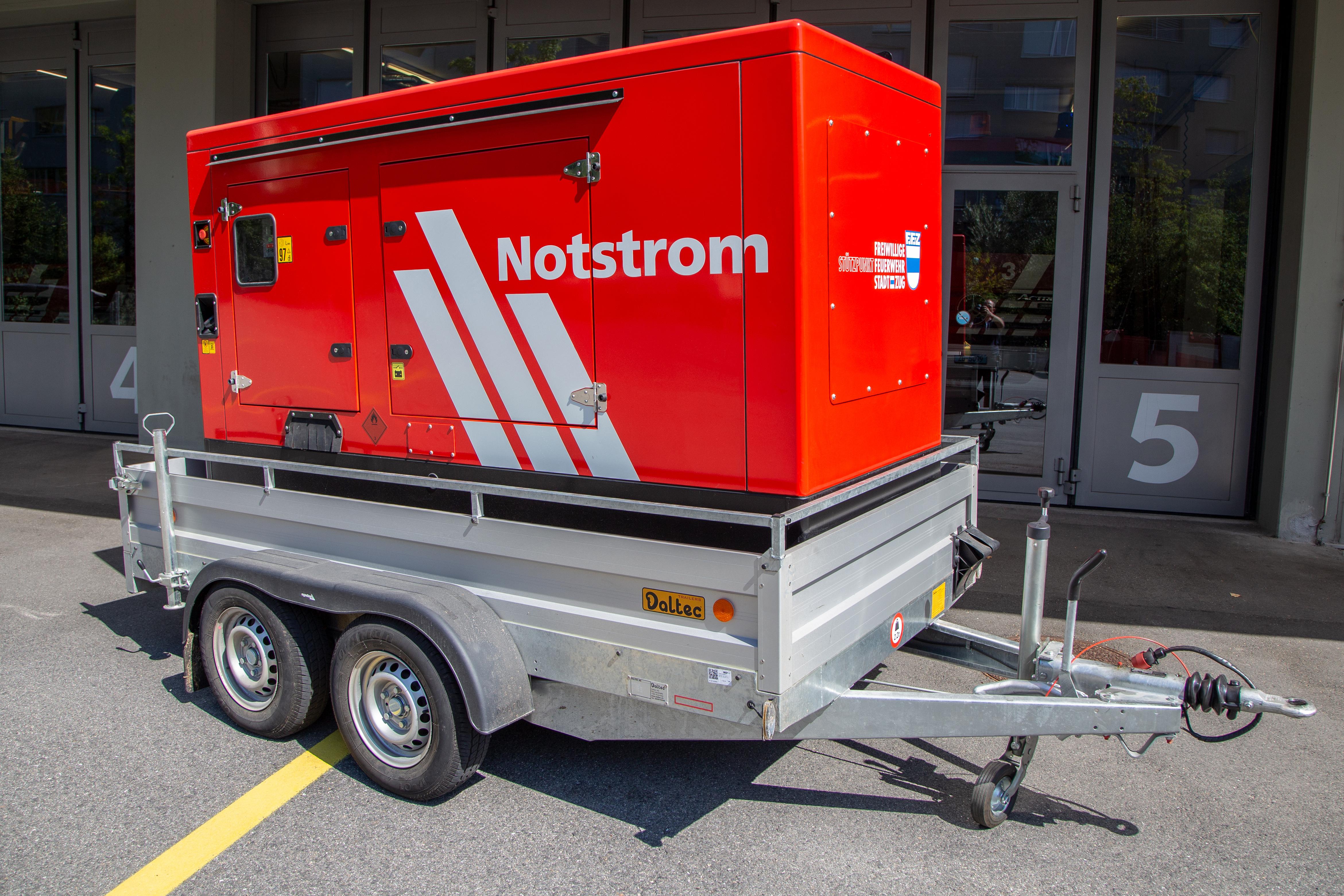 Zimmermann Elektromaschinen, 2020, Leistung: 60 kVA, Generator: Stamford, Motor: Iveco N45 SM1F, Tank: 240 l Diesel, Gesamtgewicht: 2.2 t, Länge: 4.3 m, Höhe: 2.35 m, Breite: 2.05 m
Anschlüsse: 1 CEE 125 Steckdose, 1 CEE 63 Steckdose, 1 CEE 32 Steckdose, 1 CEE 16 Steckdose, 2 T 23 Steckdosen