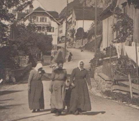 Städtli um 1915: damals störte sich noch niemand an den Kopftuch-Trägerinnen.
