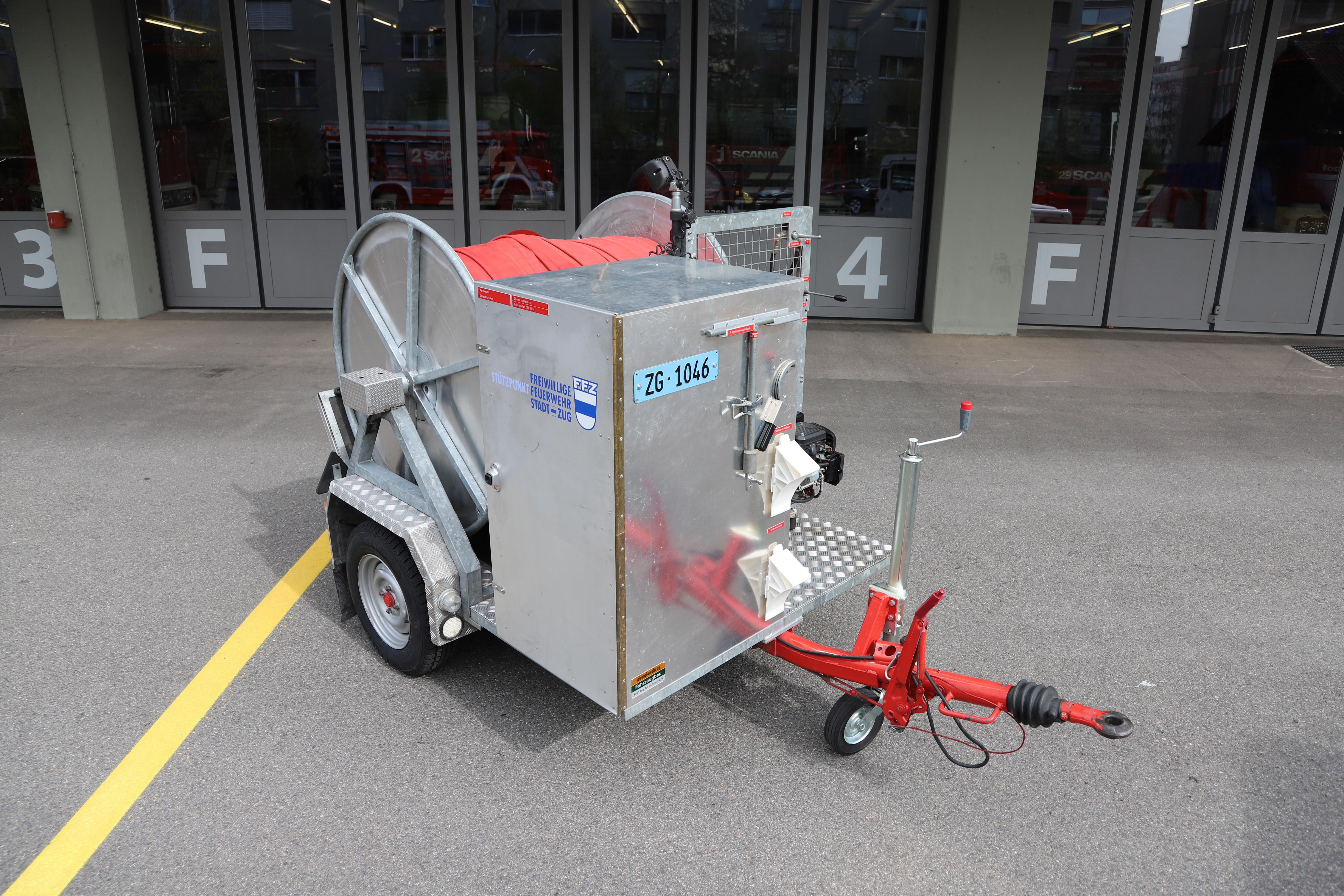 Schlumpf Denzler, Gewicht: 800 kg, Länge: 3 m, Höhe: 1.9 m, Breite: 1.6 m
Aufbau: Transportleitung 75 600 m, Ausgleichsbecken 1500 l, Schieber 75, Übergangsstück 55/75, Schlauchschlüssel 55/75, Schlauchbrücken Alu, Hydrantenschlüssel, Warnwesten