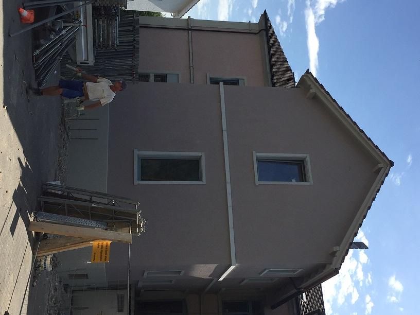 Der Rohbau und die Fassade (inkl. Anstrich) ist fertig erstellt. Das Fassadengerüst wird abgebaut.