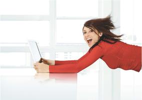 Frau surft im Internet