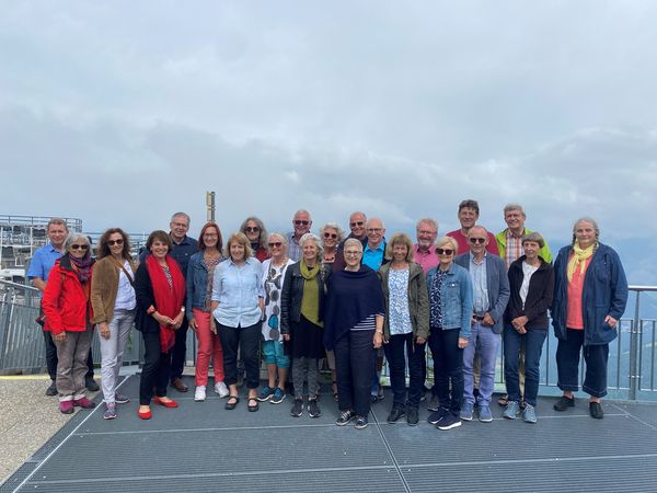 Die bald in den Ruhestand tretenden Angestellten posieren auf dem Stanserhorn fürs Gruppenbild. 