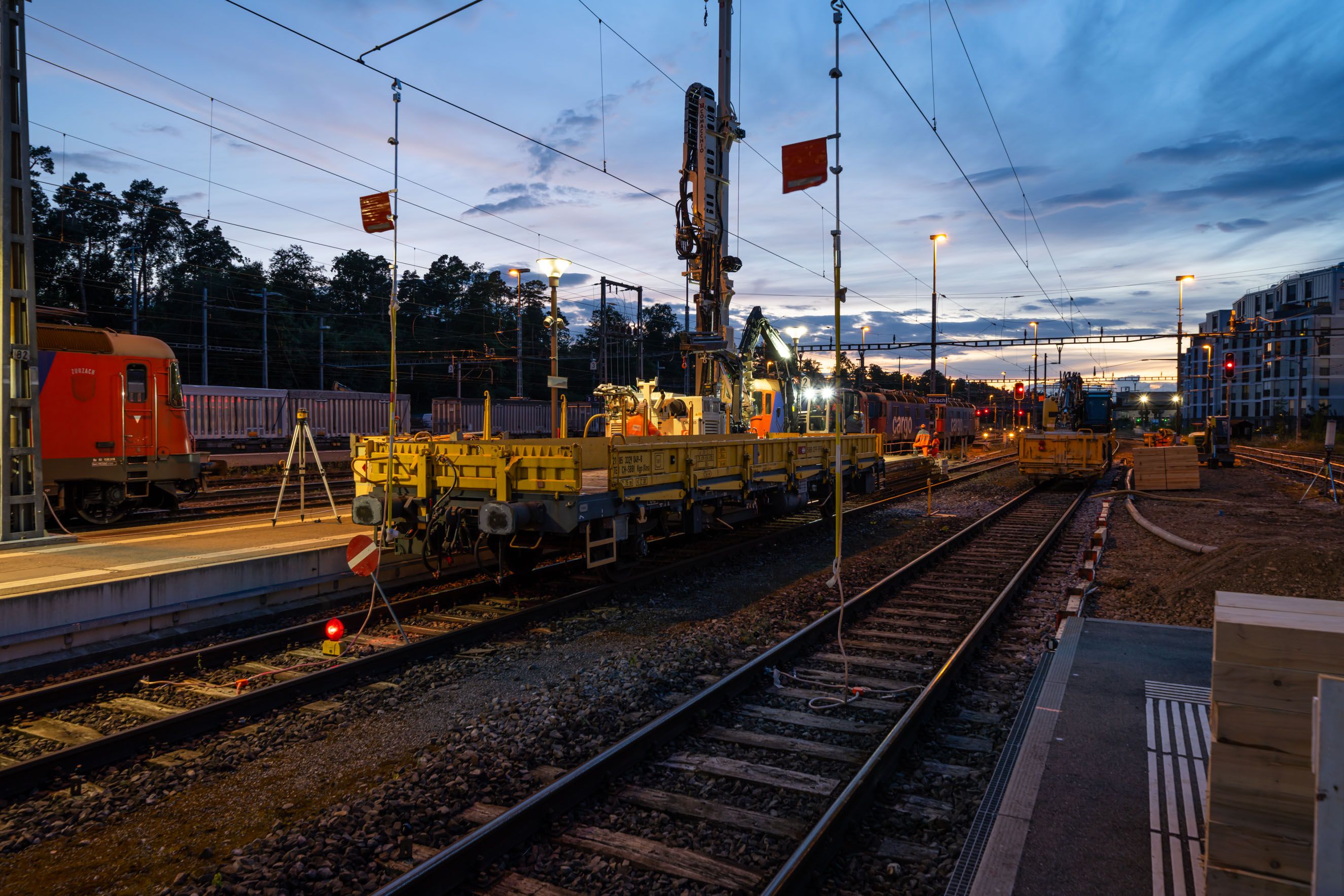 Für gewisse Arbeitsschritte müssen Gleise gesperrt und die Fahrleitungen ausgeschaltet werden. Um den Bahnbetrieb nicht zu beeinträchtigen, werden diese Arbeiten in der Nacht und an Wochenenden ausgeführt.
Foto: Andrea Lobsiger
