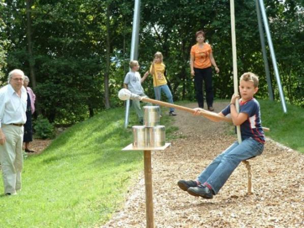 Der durchgeführte Parcours wurde von fast 100 Kindern absolviert (hier der Posten bei der Seilbahn). 
