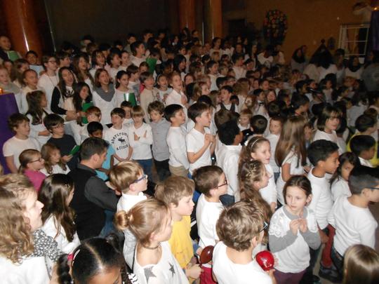 Kinderschar singt in der Kirche