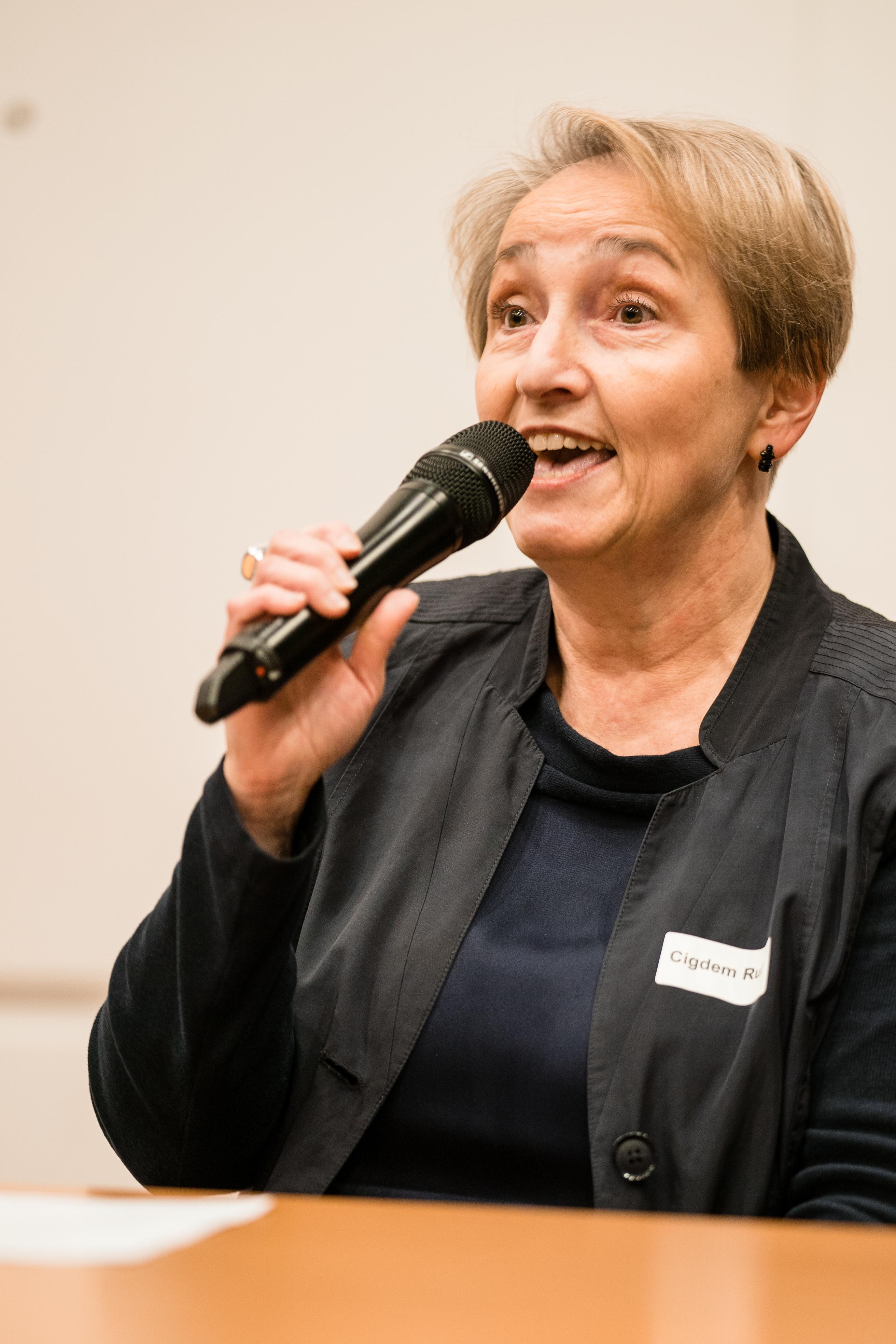 Podiumsgast: Cigdem Ruf, aus der Primarschule, spricht über die positiven Wirkungen von Einfacher Sprache.