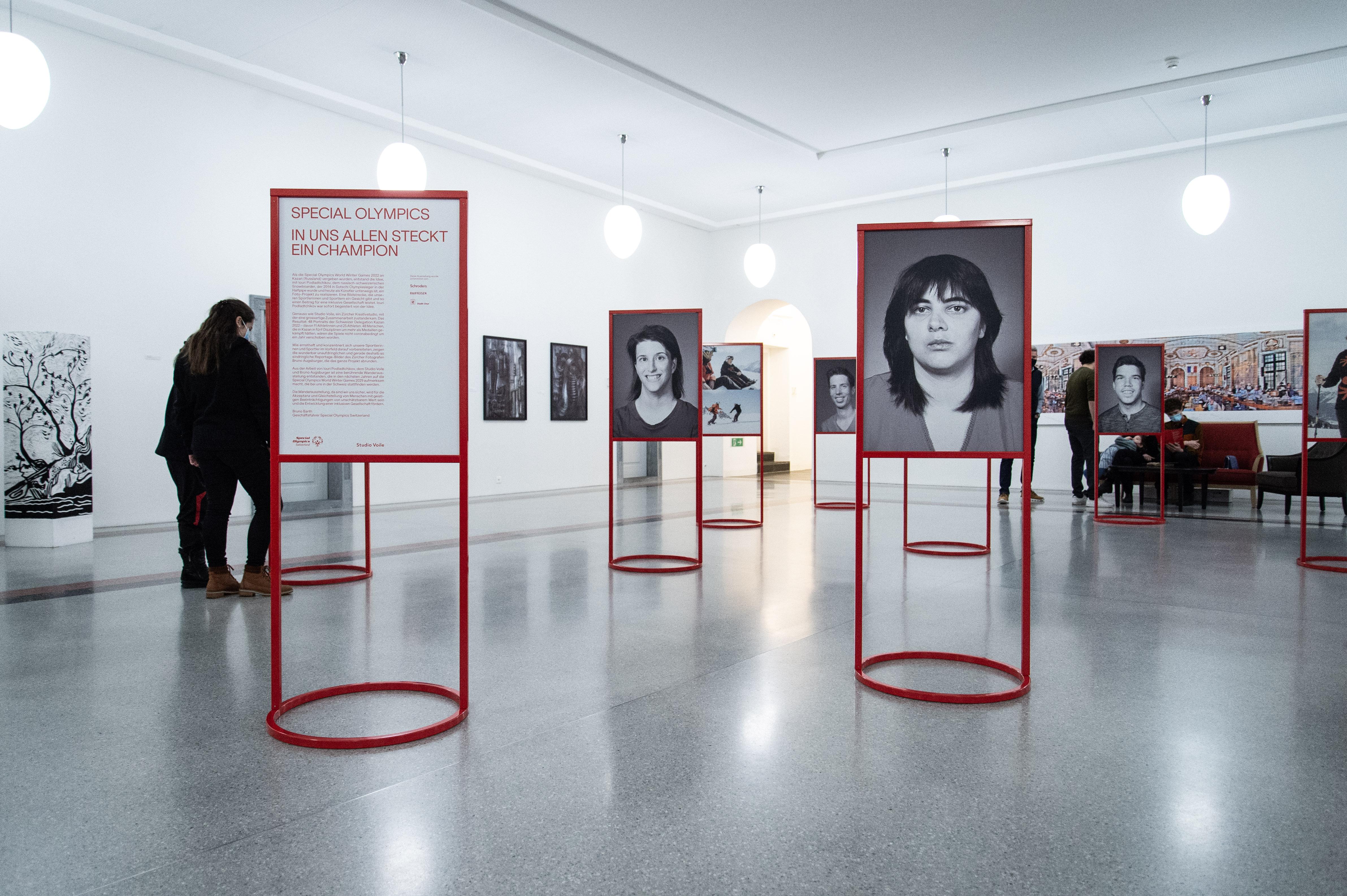 Gäste anlässlich der Vernissage für die Ausstellung „Iouri Podladtchikov für Special Olympics“, am 3. Dezember 2021 in Chur. Die Wanderausstellung zeigt auch Bilder von Bruno Augsburger. (WeArePepper/Sebastian Schneider)