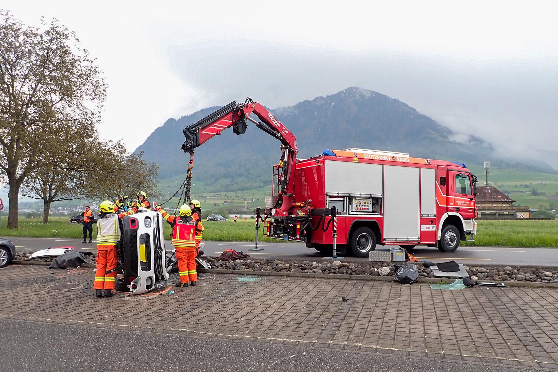 Auf der Stanserstrasse in Ennetbürgen überschlägt sich ein Personenwagen mehrmals. Der verletzte Lenker wird gerettet.