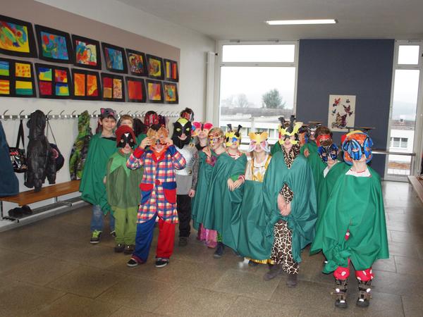 Die Klasse 1/2d steht vor dem Schulzimmer bereit.