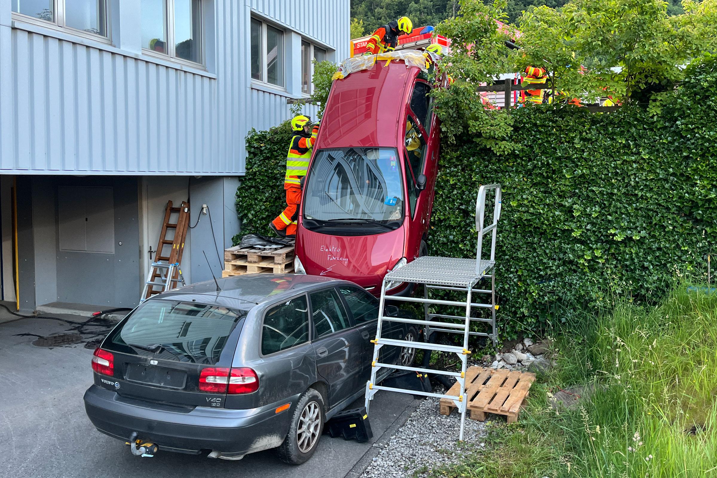 Die Strassenrettungsgruppe 2 arbeitet übungshalber an einer kniffligen Aufgabe.