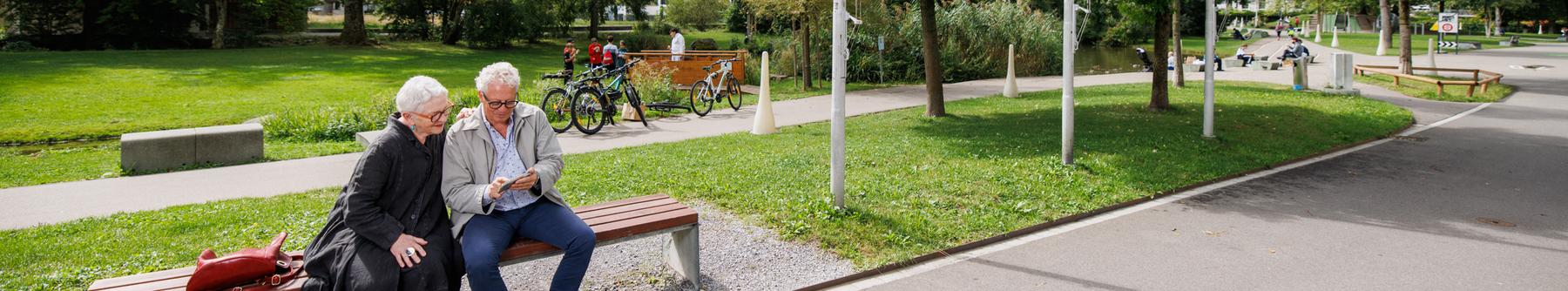 Ältere Menschen im Stadtpark