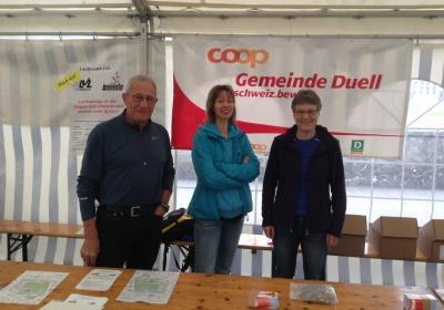 Gemeinsam gehts offenbar besser. Bereits nach dem zweiten von insgesamt drei Bewegungstagen ist bei «langenthal.bewegt» die vorgegebene Zielsetzung übertroffen worden. Mit 212'952 offiziell registrierten Minuten ist das Total aus dem letztjährigen «Duell der Geschlechter» bereits übertroffen worden. Dazu beigetragen haben am Donnerstag unter anderem:
- die 300 Kindergärtner, die sich an der Kindergarten-Olympiade sechs Stunden lang bewegt haben;
- die einmal mehr in imponierender Zahl zum «City-Skate» angetretenen Inline-Skater am abendlichen Kreuz und Quer durch die Stadt;
- die überaus vielen Schulklassen, die sich auch am Donnerstag in ihrer Turnstunde bei «langenthal.bewegt» engagiert haben.

Imposantes Kindergarten-Olympia. Mit einer eindrücklichen Eröffnungsfeier mit Sternmarsch aller 15 Langenthaler Kindergarten-Klassen sind am Donnerstagvormittag die alle zwei Jahre stattfindenden olympischen Spiele der Jüngsten gestartet worden. Anschliessend betätigten sich die einzelnen Klassen an den verschiedenen Posten aktiv, und kurz nach 14 Uhr traf man sich mit Fanfare und Schlachtruf zur Schlussfeier mit Medaillenübergabe. Fehlen durfte dabei natürlich nicht das traditionelle Maskottchen, der putzige Hase «Hoppel», der für das gemeinsame Aufwärmen und die Medaillenübergabe verantwortlich war.

Aktive Schulklassen. Stellvertretend für die vielen Schulklassen bei «langenthal.bewegt» seien hier zwei positiv registrierte Auftritte erwähnt: zum einen die geschlossen antretenden Klassen des Schulzentrums Elzmatte  kein Wunder beim diesjährigen Elzmatte-Jahresmotto «bewegen»; zum andern die riesige Gruppe des Schulsport-Faches Mini-Volleyball, die mit rund 40 Jugendlichen zum Ausdauer-Wettbewerb angetreten ist.

Imposanter City-Skate. Das abendliche Treffen der schnellen Flitzer auf den kleinen Rollen ist einmal mehr zu einem optischen aber auch zum zahlenmässigen Highlight geworden. Ein fast nicht endendwollender Skater-Tatzelwurm bewegte sich auch diesmal, angeführt von einer Polizeipatrouille, kreuz und quer durch die Stadt. Mit dabei natürlich sämtliche Nachwuchs-Teams des SCL, dazu aktive Spieler der zweiten Mannschaft und des NLB-Meisterteams, aber auch zahlreiche Hobby-Skater und sogar mehrere Einradfahrer/innen. Nach rund einer Stunde liessen es sich die routinierten Roller nicht nehmen, sich nochmals  diesmal etwas zügiger  auf den Weg durch Langenthals Strassen zu machen.