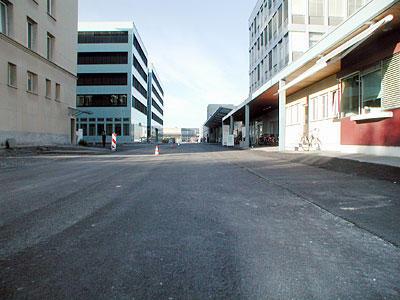 Die Dammstrasse ist im Bereich zwischen Gubelstrasse und dem künftigem Theilerplatz zurzeit in Ausführung. Entlang der Opus-Überbauung wird ein 4,5 m breiter Gehweg erstellt. Entlang des Strassenrandes von der Gubelstrasse bis zum Theilerplatz wird eine Baumallee und eine neue Strassenbeleuchtung erstellt. 