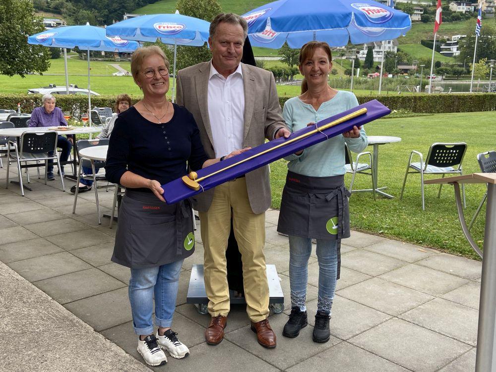 Übergabe goldener Schläger an Betreiberinnen Susanne Meier und Carla Nussbaumer durch Gemeindepräsident