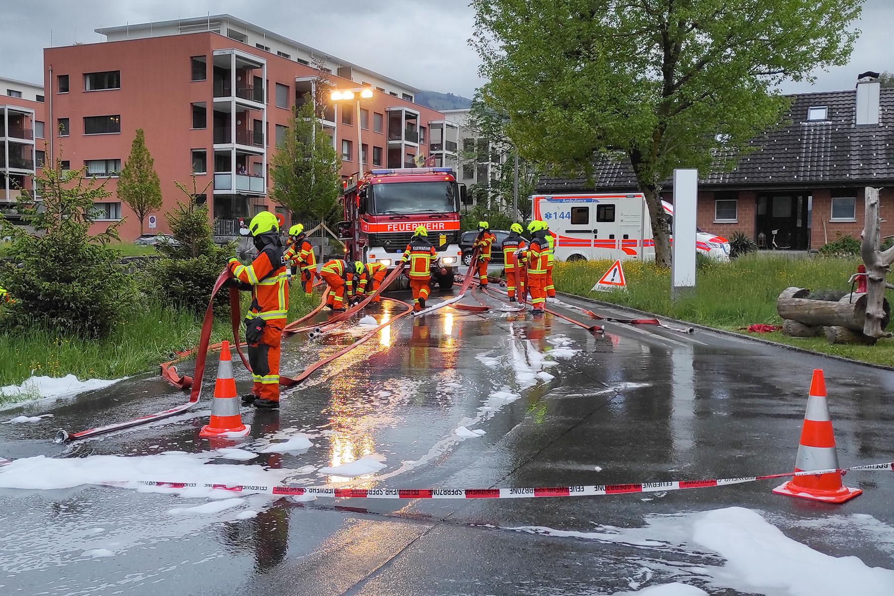 Der 1. Einsatzzug übt den dreifachen Löschangriff.