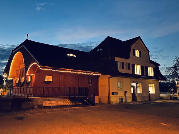 Bahnhof am Abend