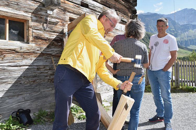 Gemeinderat Beath Nay legt selber Hand an. Stadtrat Tom Leibundgut beobachtet aus der Ferne.