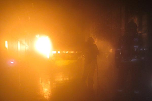 13 Atemschutzgeräteträger der Feuerwehr Stans üben den Brandeinsatz in unterirdischen Verkehrsanlagen. Der Kurs findet im 150 Meter langen Brandstollen der International Fire Academy (ifa) in Lungern statt.