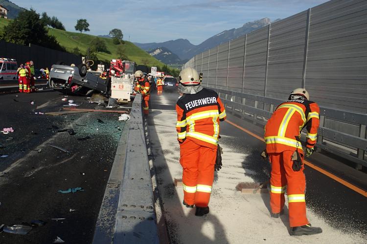 Im Baustellenbereich der Autobahn A2 in Buochs überschlägt sich ein Auto. Die drei Insassen werden verletzt. Die Strassenrettungsgruppe hilft dem Rettungsdienst 144 in der ersten Phase bei der Betreuung der Verletzten. Wegen ausgetretenem Öl muss die Fahrbahn gereinigt werden.