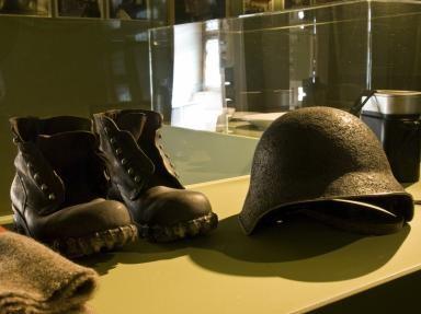 Militärhelm und -schuhe aus dem Zweiten Weltkrieg 