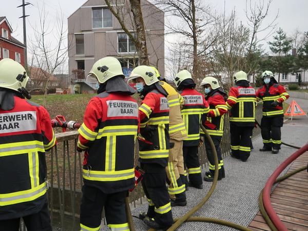 Teilnehmer der Feuerwehr Baar am Strahlrohr