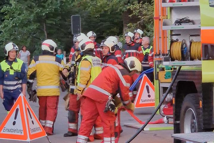 Bildeiner Feuerwehrübung auf dem Pausenplatz Hagacher