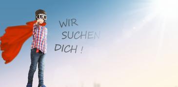 Junge mit rotem Umgang und Fliegerbrille: Wir suchen dich