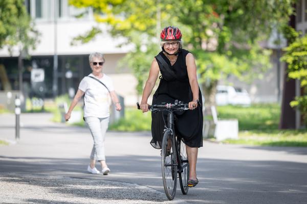 Stadtpräsidentin auf dem Fahrrad im Stadtpark Uster