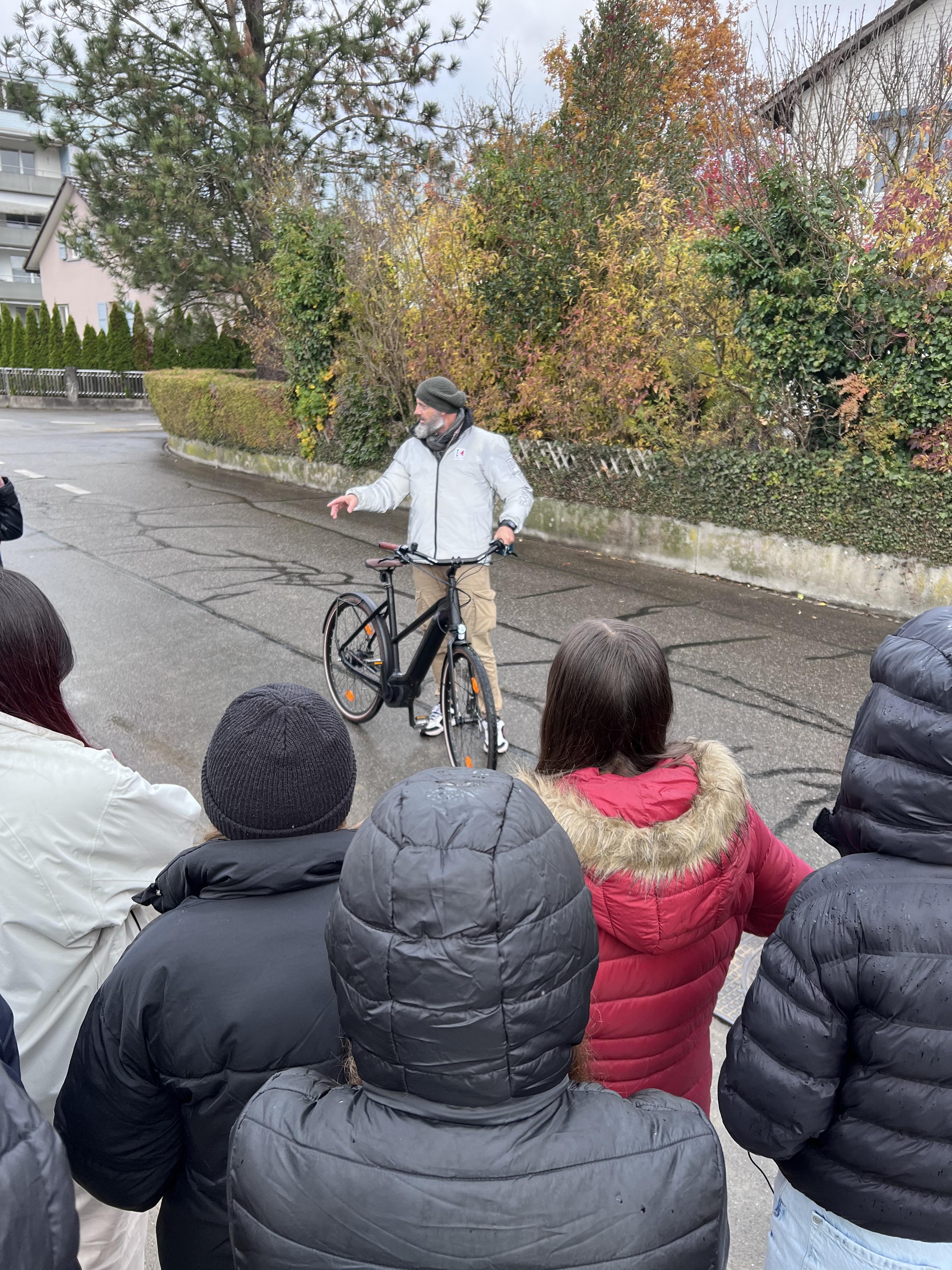 Als erstes hat der Mann Informationen für die Strassen Sicherheit gegeben. Danach haben wir unterschiedliche Vollbremsen gesehen. Kurz darauf durften immer 3 Schüler sich in ein Auto setzen und miterleben wie sich eine Vollbremse mit dem Auto anfühlt. Die erste Fahrt war 25 Km/h schnell und danach 50 und 60 Km/h. 