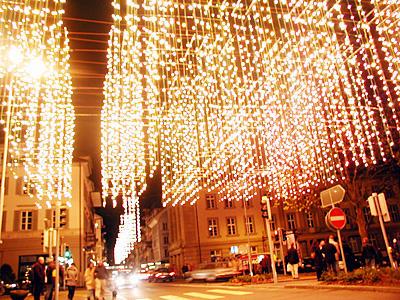 Eine Lichterkette zieht sich vom Postplatz durch die Neugasse zum Kolinplatz.