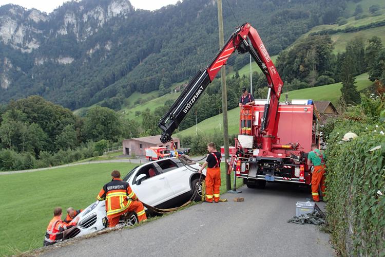 An derselben Stelle, an der im Mai ein Lastwagen steckengeblieben ist, ist in Hergiswil ein Auto von der Strasse abgekommen. Die Strassenrettungsgruppe macht es mittels Seilwinde und Kran wieder flott.