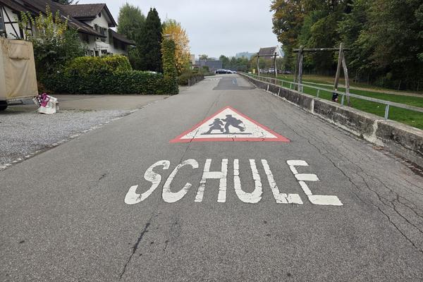 Markierung Schule auf Strasse