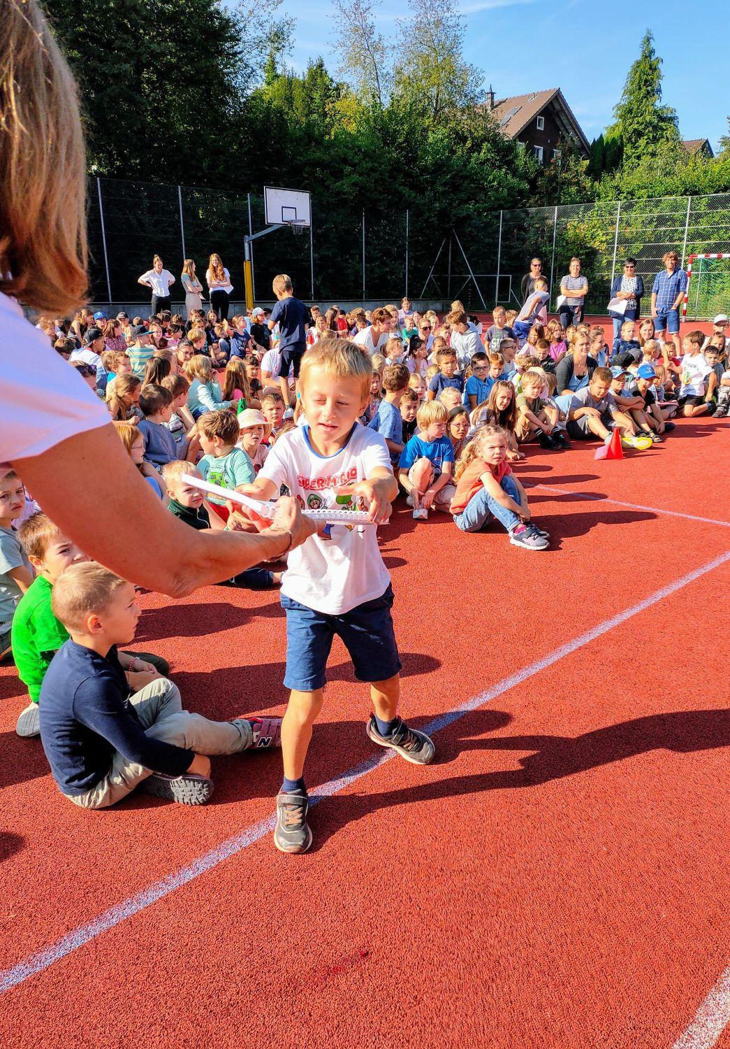 Der Klassenverantwortliche nimmt das Jahresbuch entgegen