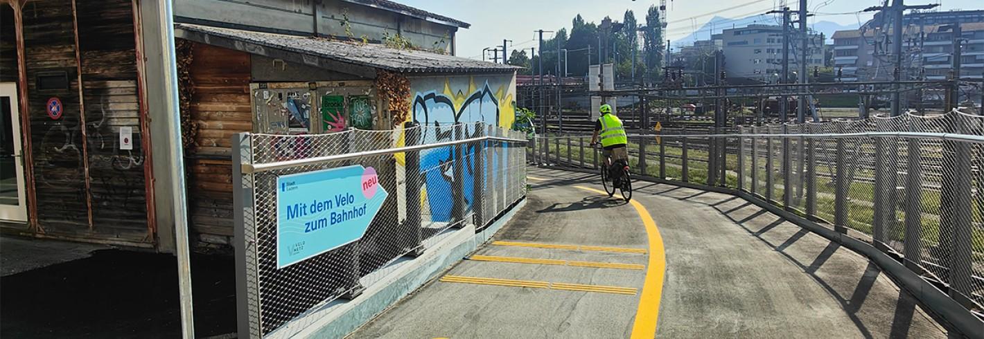 Einfahrt in Veloweg Gleis Null