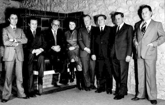 <b>von links nach rechts</b>
Hans Stahl, Ernst Studer, Benno Vogel (Gemeindepräsident), Margrith Meier (erste Frau im Gemeinderat), Werner Huber, Theo Cavegn, Toni Friedrich, Hans Jurt (Gemeindeverwalter)
