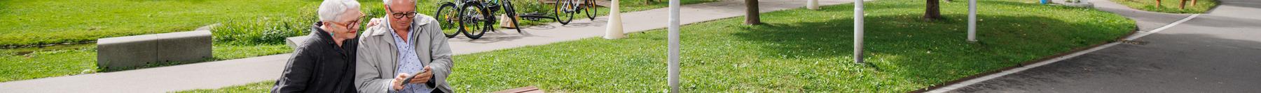 Ältere Menschen im Stadtpark