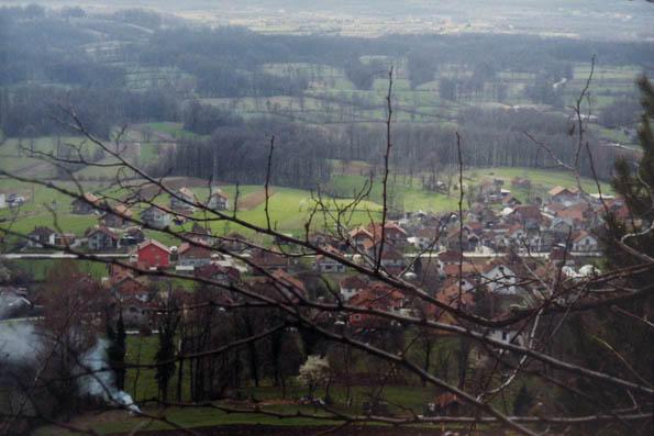 Pogled sa brda na moje selo.
Blick von einem Berg auf mein Dorf.