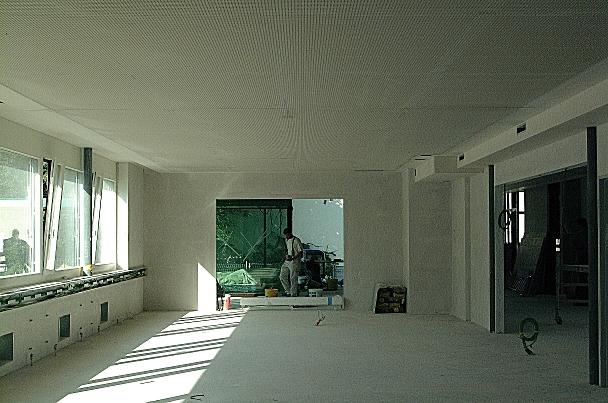Der Blick am 17. Juli 2004 vom Innern des Büros Einwohnerkontrolle zum Empfang.