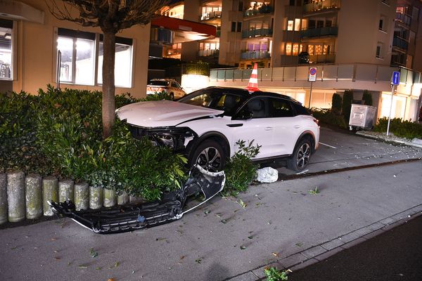 Personenwagen nach Kollision mit Baum