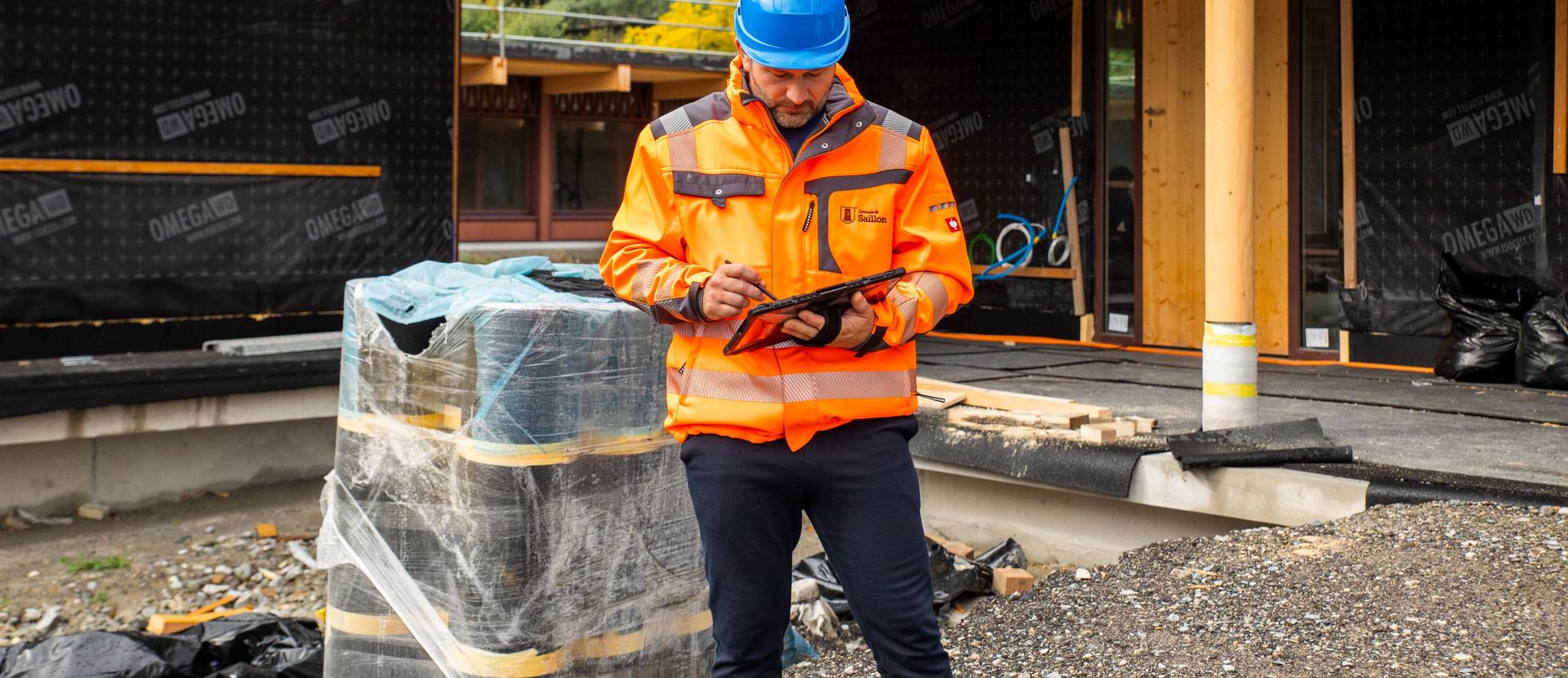 Collaborateur des services techniques sur un chantier