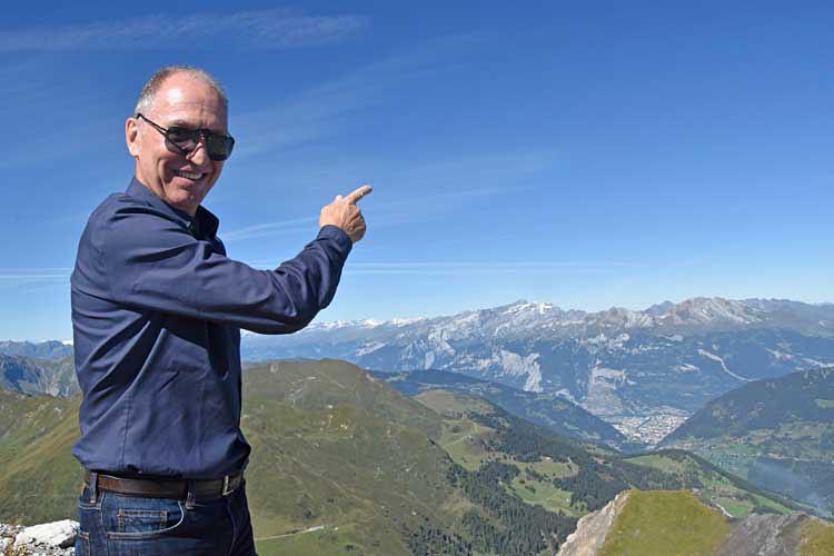 Der Aroser Gemeindepräsident Lorenzo Schmid zeigte den Gästen auch ihre Heimat vom Weisshorn aus